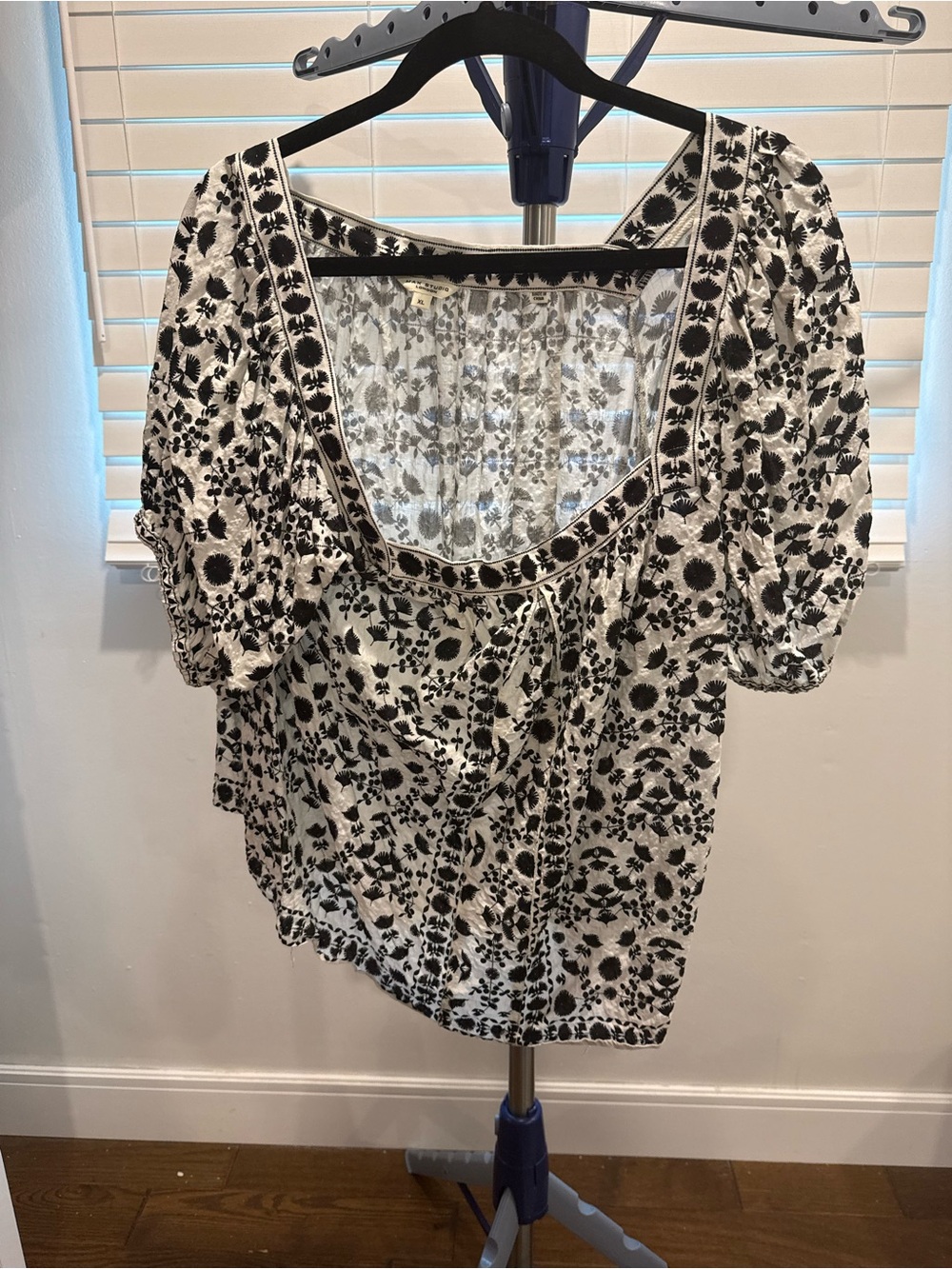 Max Studio Black & White Floral Puff-Sleeve Square Neck Top
